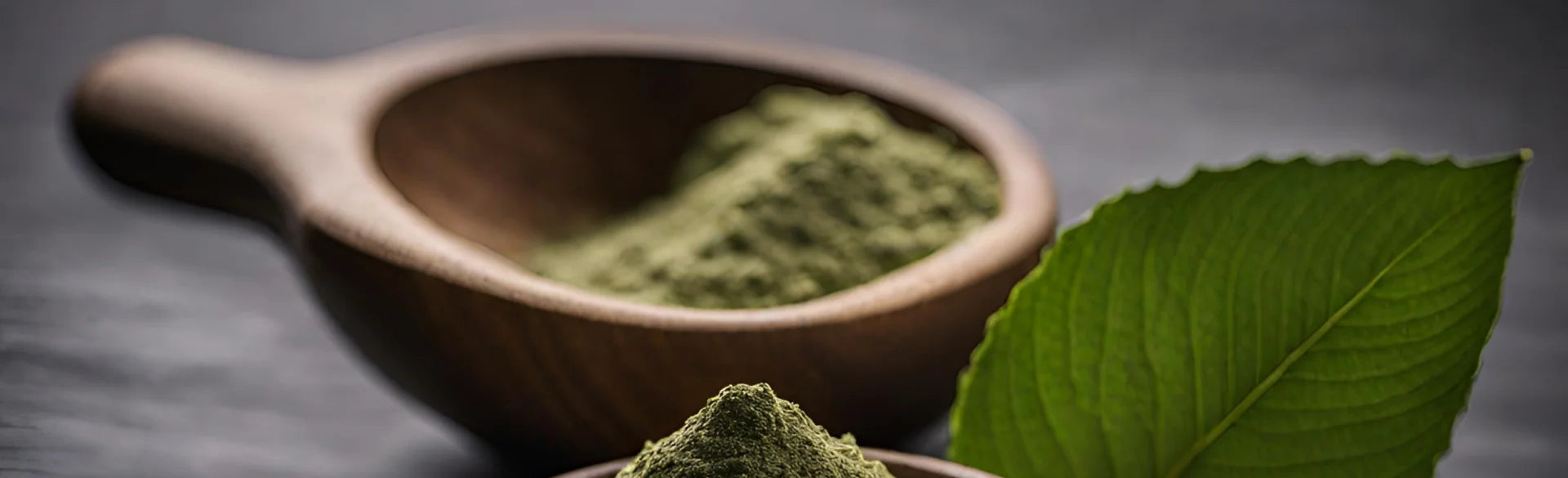 Kratom Powder and Leaf